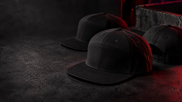 KlareAnsage Kappen-Kollektion – bestickte Snapback Caps in schwarz