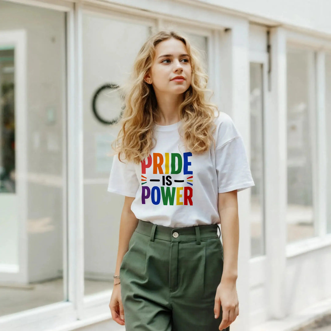 Flatlay eines weißen T-Shirts mit Möwen-Illustration und Spruch &