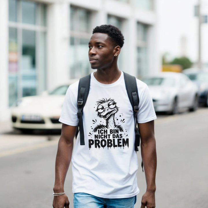 Mann mit Rucksack trägt das T-Shirt auf einer Stadtstraße