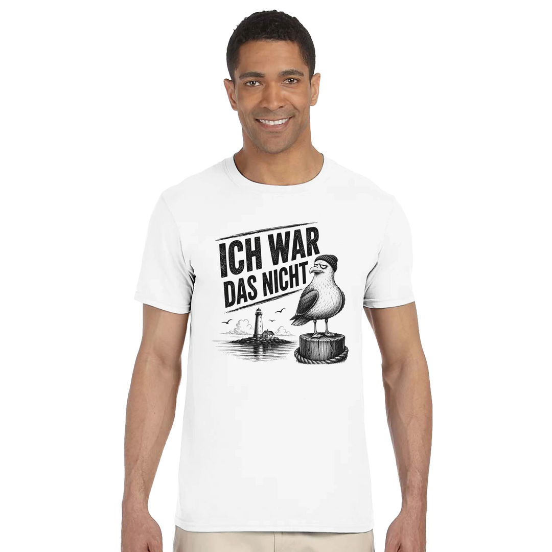 Lächelnder Mann im Fotostudio vor weißem Hintergrund trägt das T-Shirt &