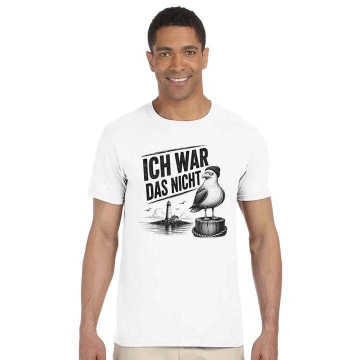 Lächelnder Mann im Fotostudio vor weißem Hintergrund trägt das T-Shirt &