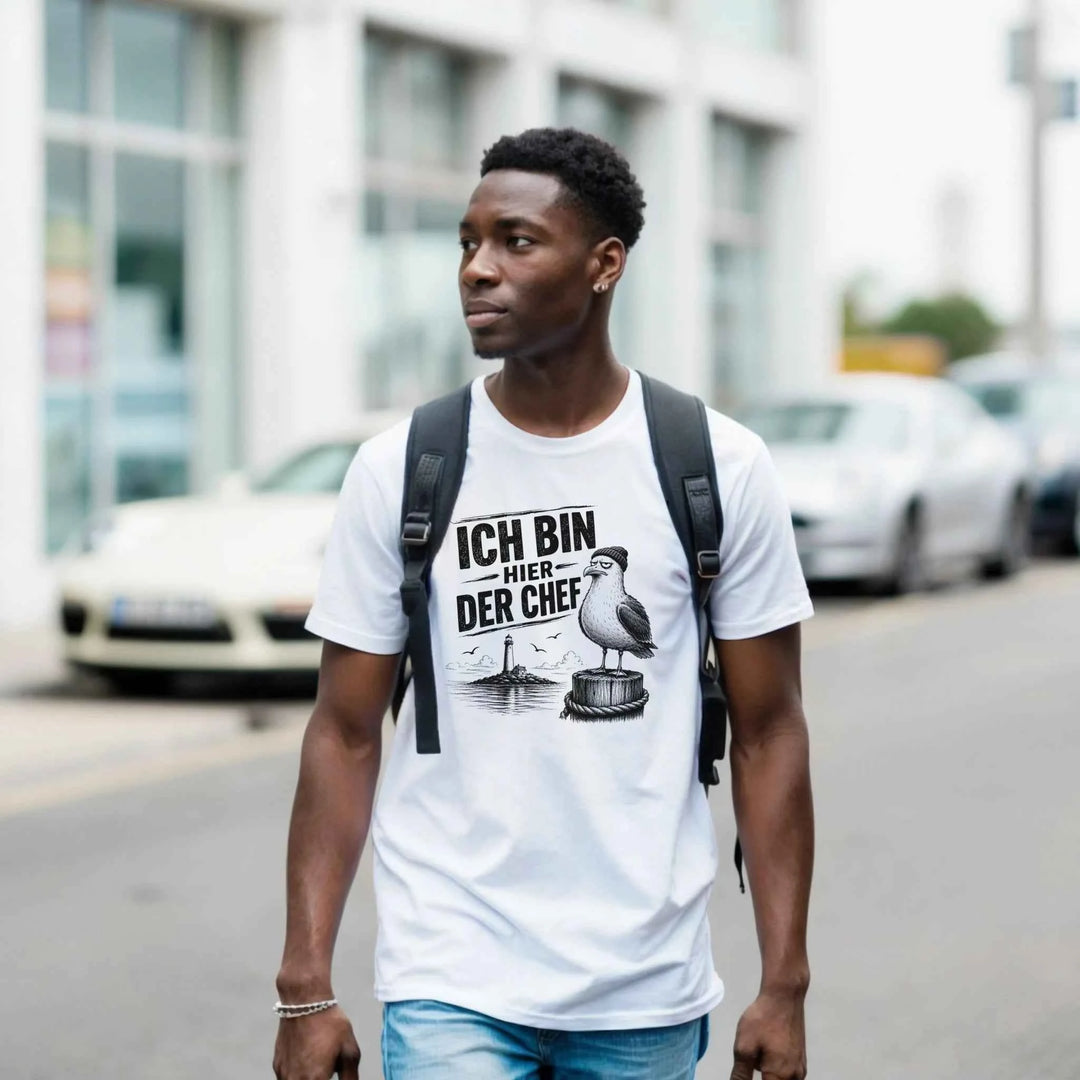 Mann mit Rucksack lächelt in weißem T-Shirt mit Möwen-Spruch &