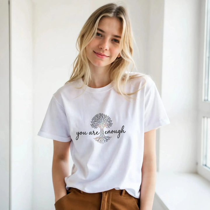 Frau in weißem T-Shirt mit Lebensbaum-Schriftzug &