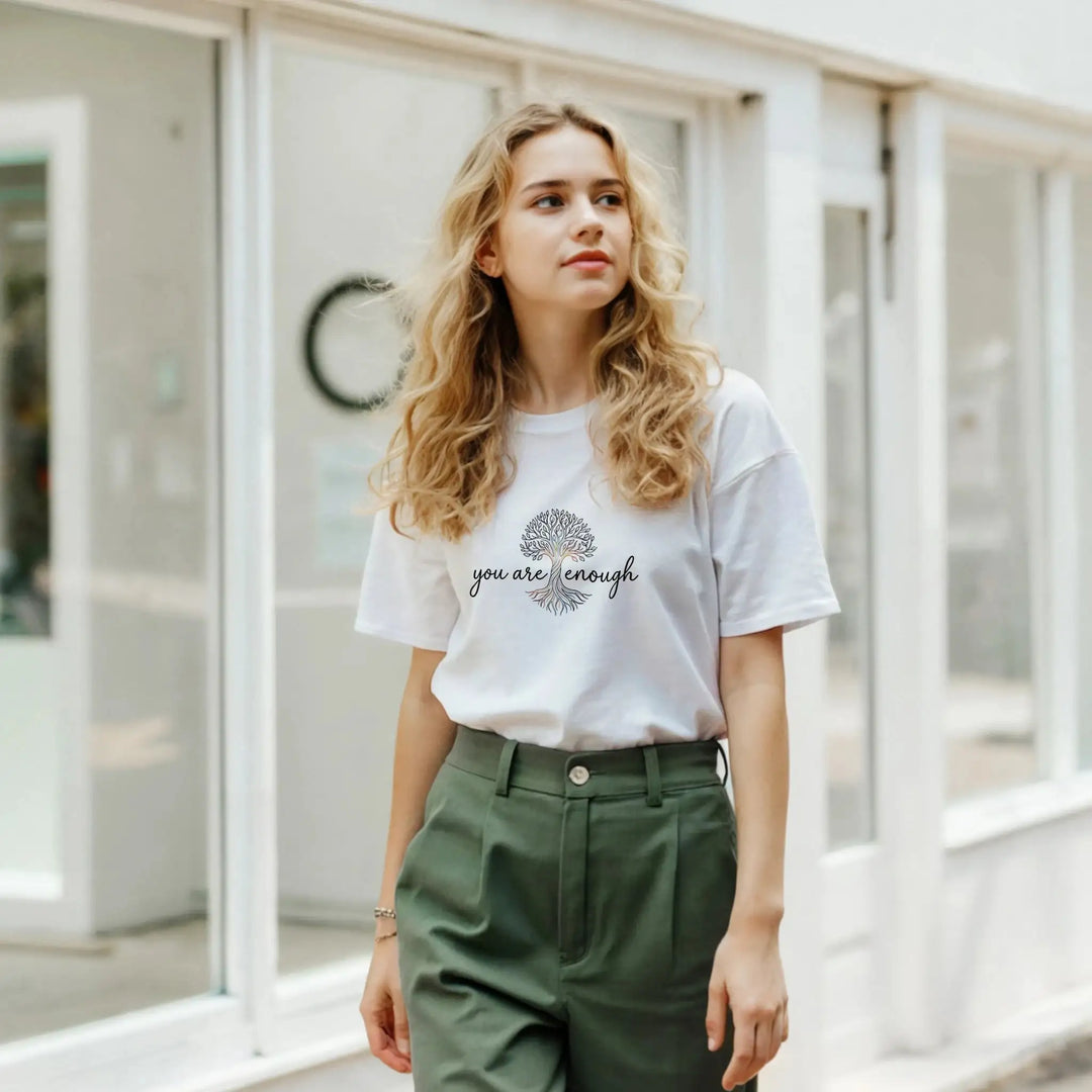 Frau mit grüner Hose trägt weißes T-Shirt mit Schriftzug &