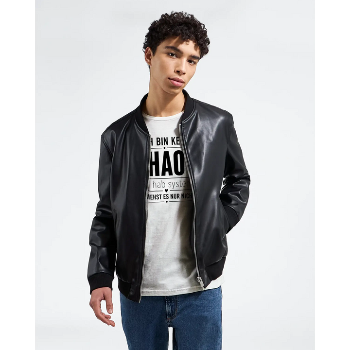 Mann in schwarzer Lederjacke über weißem „Ich bin kein Chaot“ T-Shirt