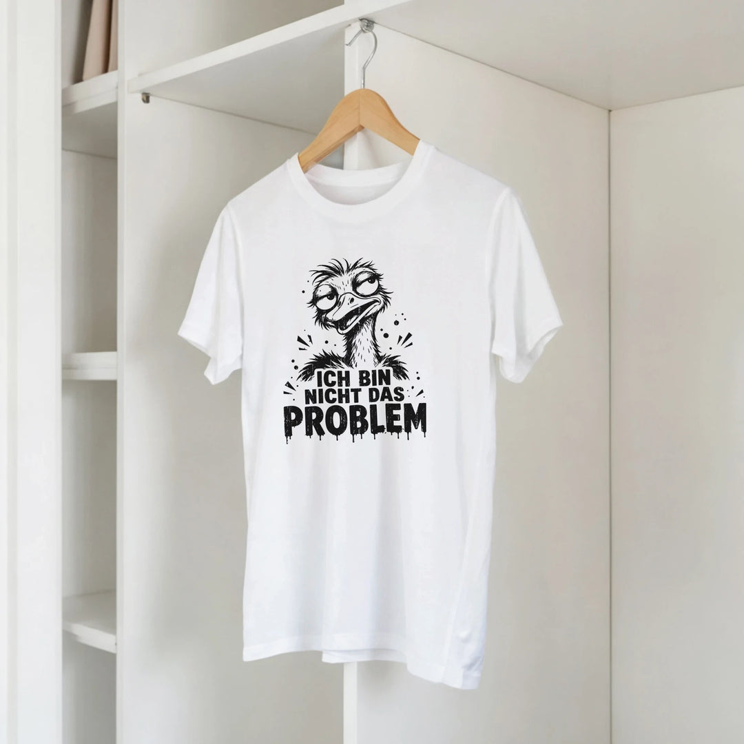 Weißes T-Shirt mit Emu-Print hängt am Kleiderbügel im offenen Schrank