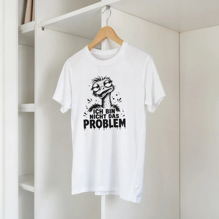 Weißes T-Shirt mit Emu-Print hängt am Kleiderbügel im offenen Schrank