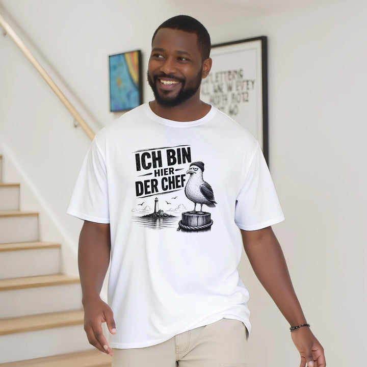 Lächelnder Mann trägt oversized T-Shirt &