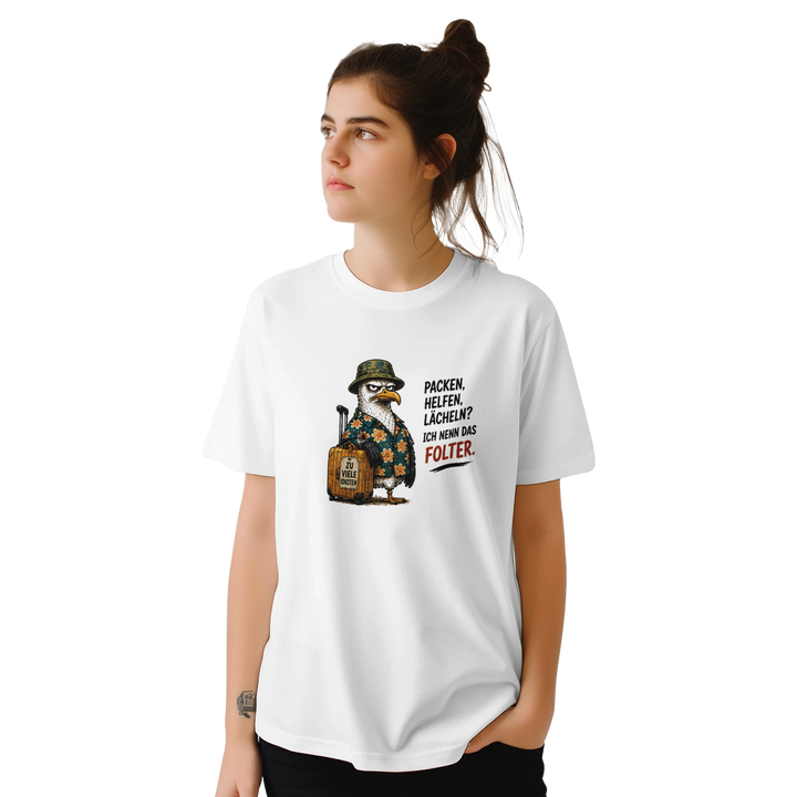 Junge Frau mit Dutt blickt zur Seite, Nahaufnahme des weißen T-Shirts mit Möwen-Print und Spruch „Ich nenn das Folter.“