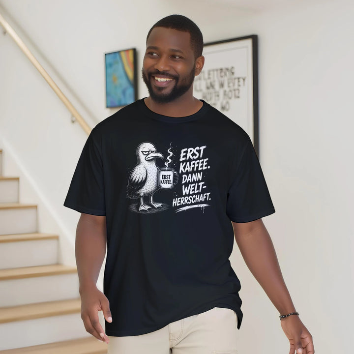 Lächelnder Mann geht in schwarzem Möwen-Shirt eine Holztreppe hinauf