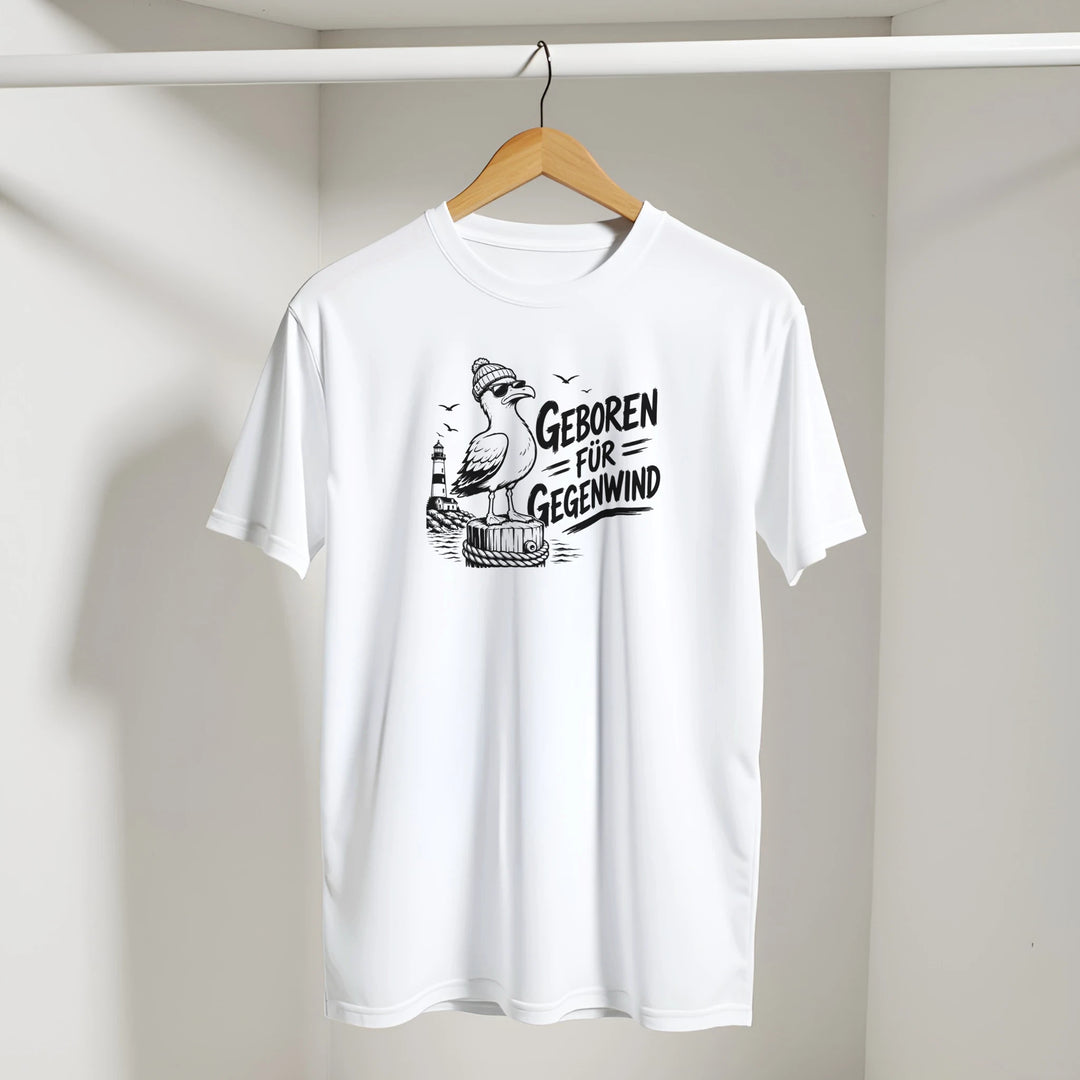Weißes T-Shirt mit Möwen-Print auf Kleiderbügel hängend