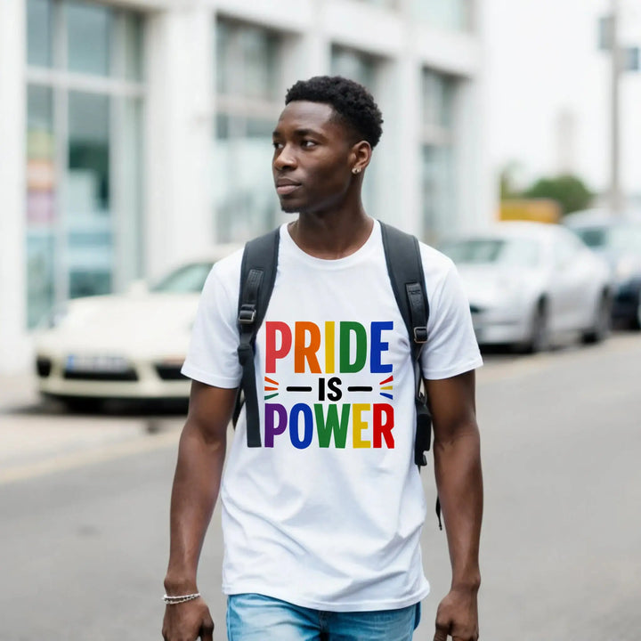 Mann mit Rucksack trägt weißes T-Shirt mit Regenbogen-Schriftzug &