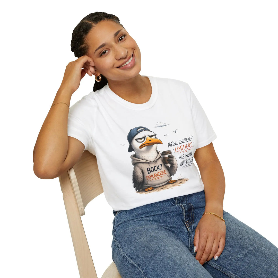 Lächelnde Frau sitzt auf einem Stuhl und stützt den Kopf mit der Hand ab, trägt das weiße Möwen-Shirt, Studiofoto.