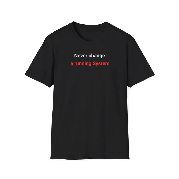 Schwarzes „Never change a running System“-T-Shirt als Flatlay vor weißem Hintergrund, Frontalansicht.