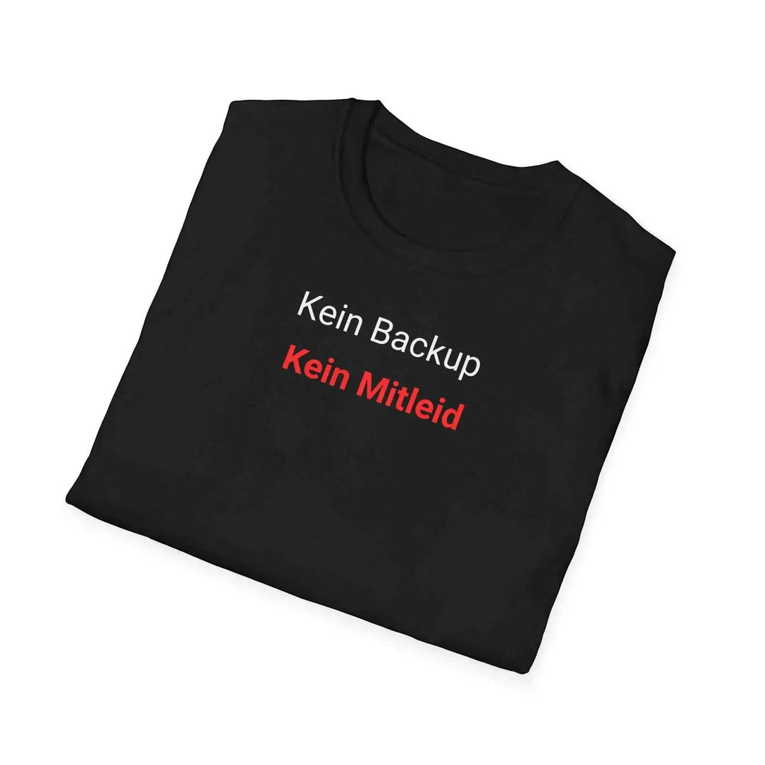 Zusammengelegtes schwarzes „Kein Backup Kein Mitleid“-T-Shirt, diagonal drapiert vor weißem Hintergrund.