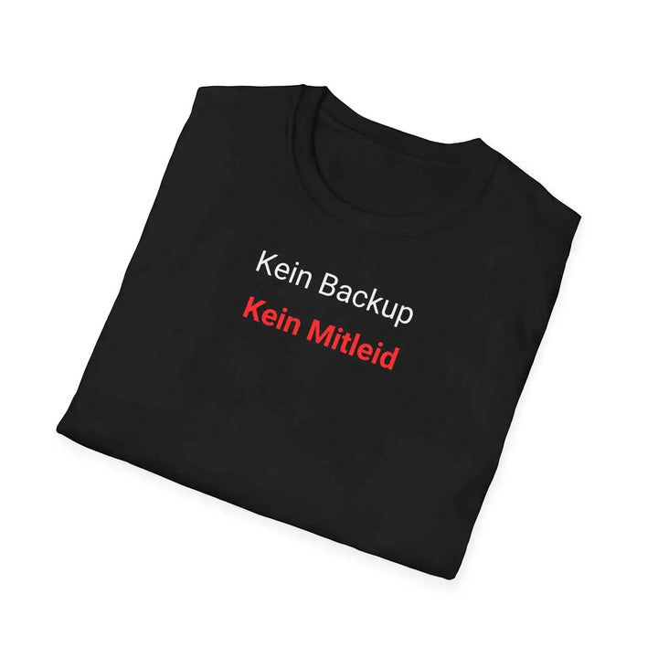 Zusammengelegtes schwarzes „Kein Backup Kein Mitleid“-T-Shirt, diagonal drapiert vor weißem Hintergrund.