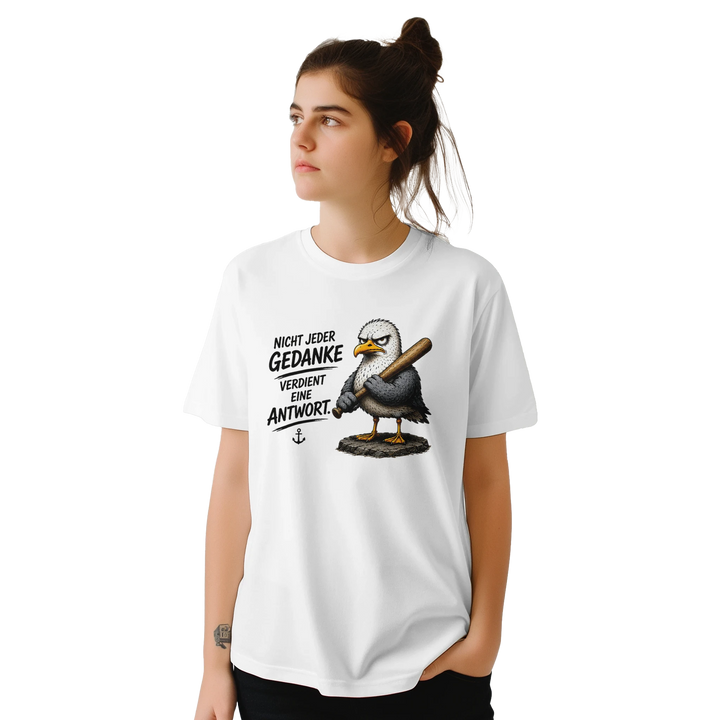 Frau mit Dutt trägt weißes T-Shirt mit Möwe und Baseballschläger vor hellem Studiohintergrund.