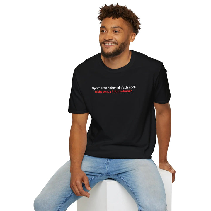 Lächelnder Mann trägt schwarzes „Optimisten“-T-Shirt