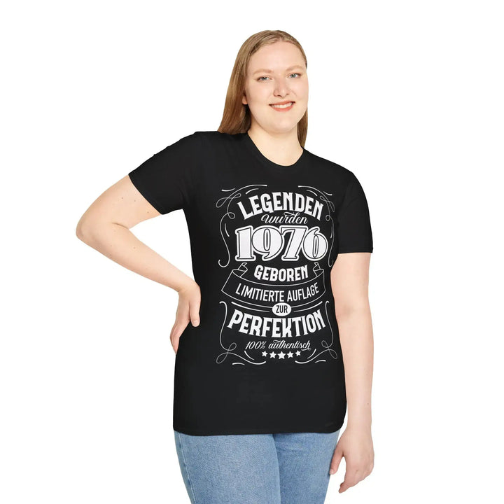 Stehende Frau mit Hand an der Hüfte trägt schwarzes Shirt mit Jubiläums-Print