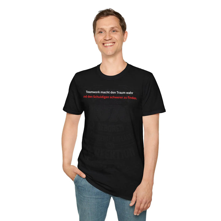 Lächelnder Mann trägt schwarzes „Teamwork“-T-Shirt