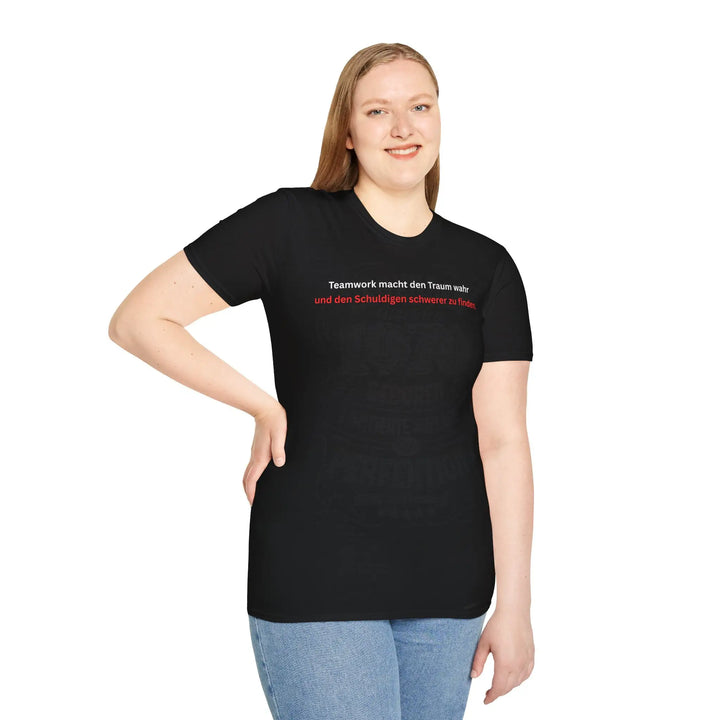 Frau mit Hand an der Hüfte trägt schwarzes „Teamwork“-T-Shirt