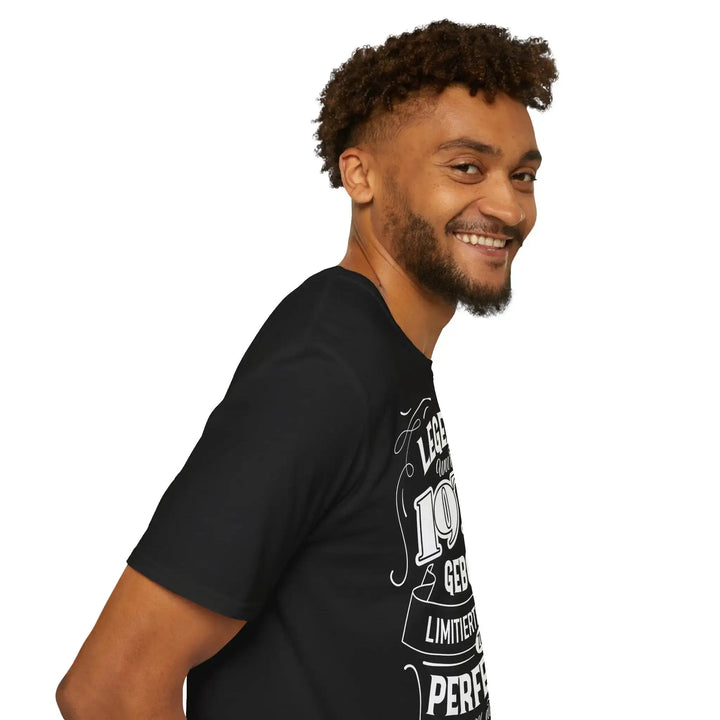Mann im Profil lächelnd, seitliche Nahaufnahme des Prints am schwarzen Shirt