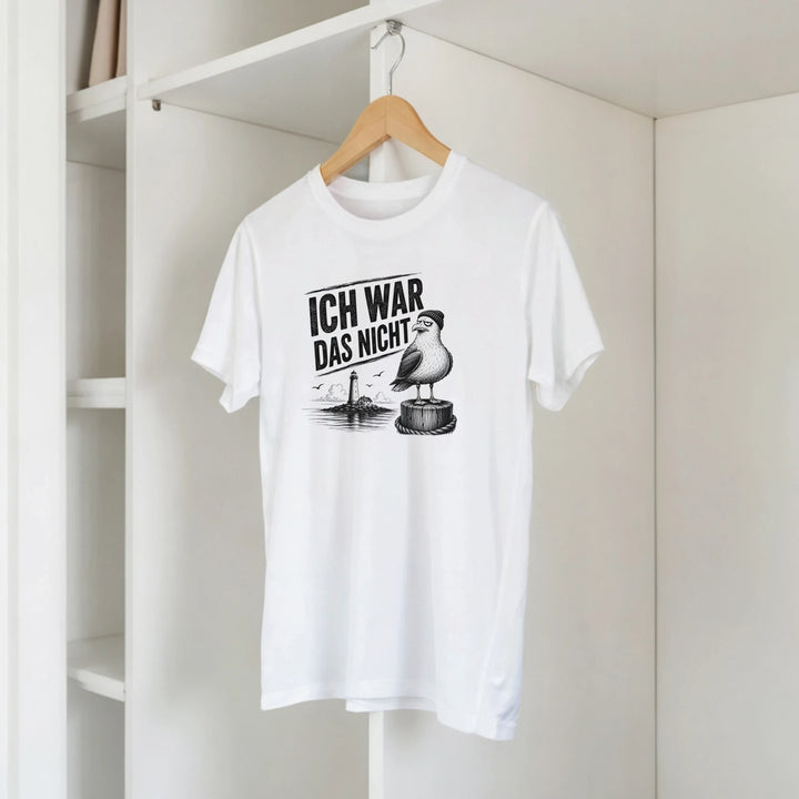 T-Shirt mit Möwen-Print hängt an einem Holzbügel in einem offenen Kleiderschrank mit Regalfächern