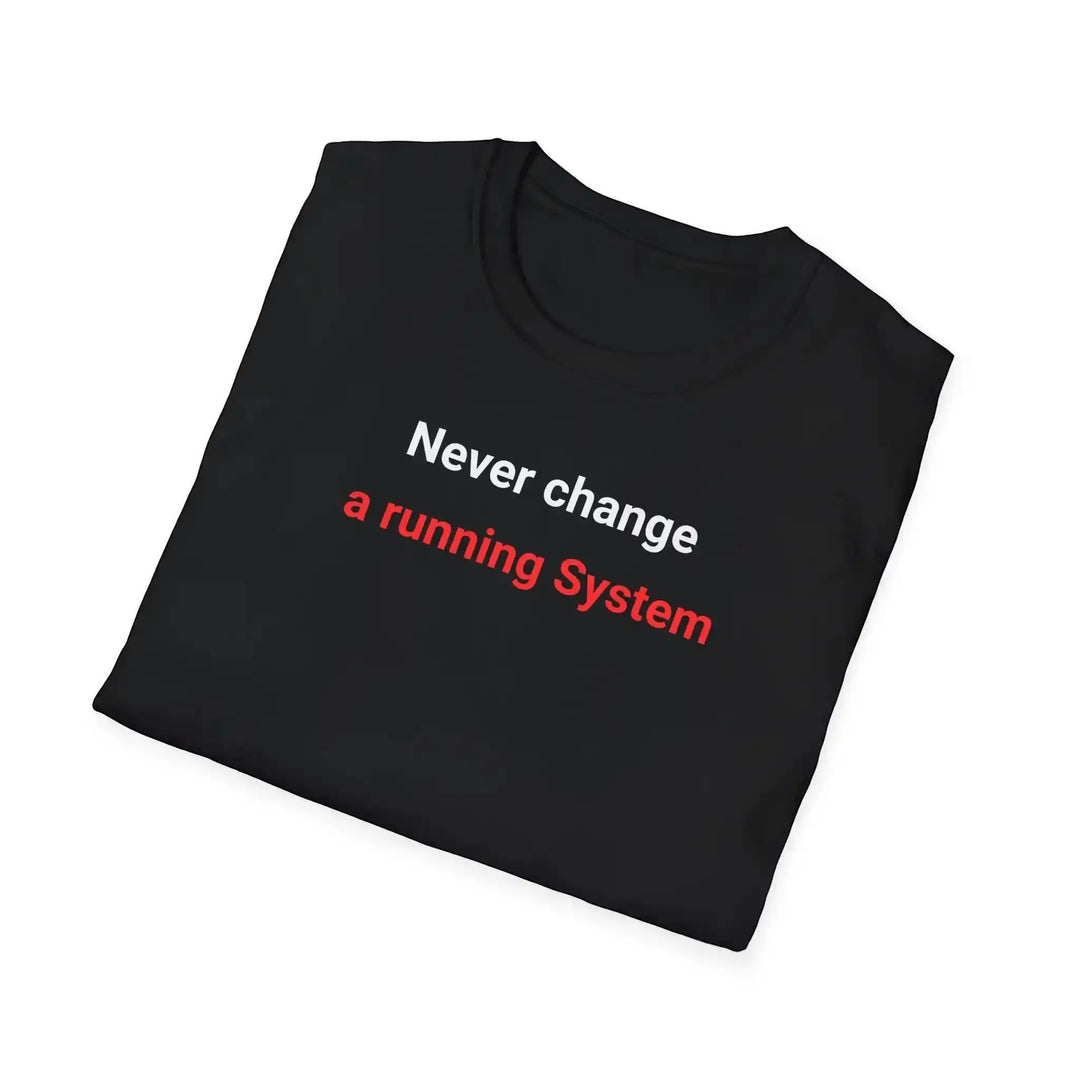 Zusammengelegtes schwarzes „Never change a running System“-T-Shirt, diagonal drapiert vor weißem Hintergrund.