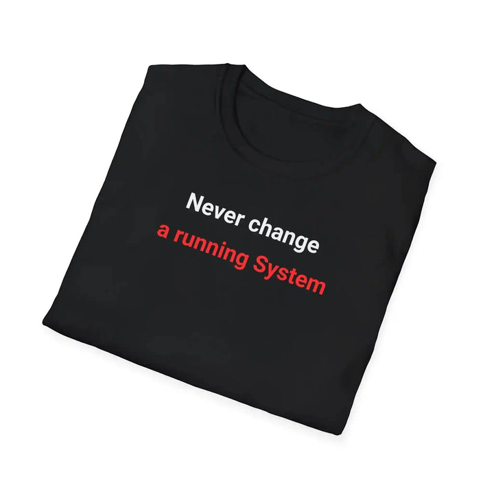 Zusammengelegtes schwarzes „Never change a running System“-T-Shirt, diagonal drapiert vor weißem Hintergrund.