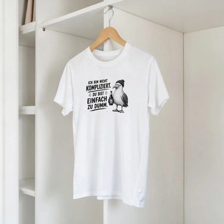 T-Shirt mit Möwen-Spruch hängt an einem Holzbügel im offenen Kleiderschrank