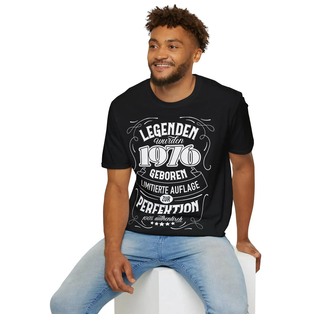Sitzender Mann frontal mit vollständig sichtbarem Print &