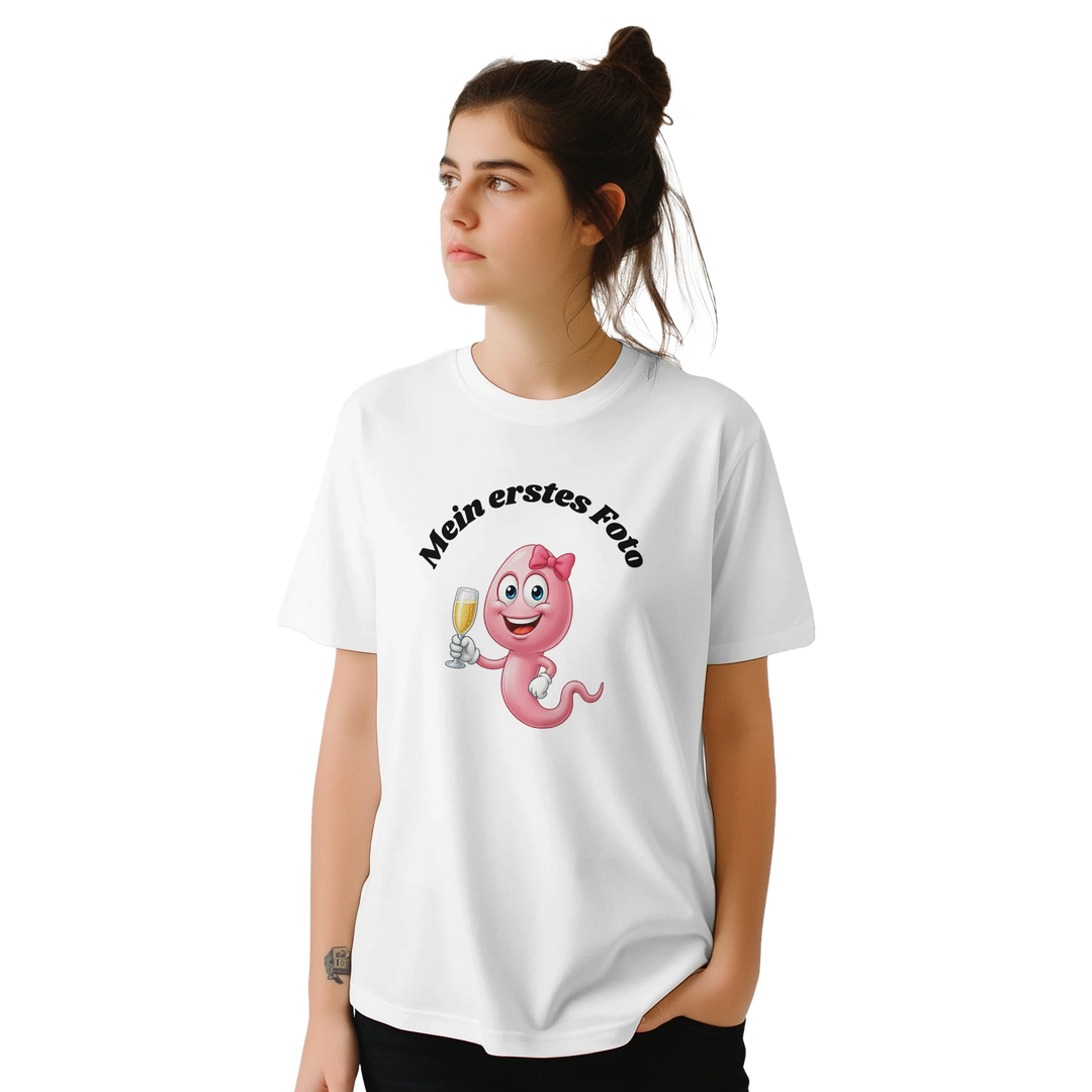 Frau mit Dutt und Arm-Tattoo trägt weißes T-Shirt &