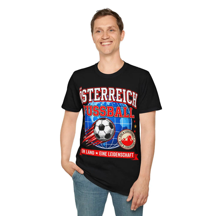 Mann mit Hand in der Hosentasche trägt schwarzes T-Shirt mit Fussball-Print