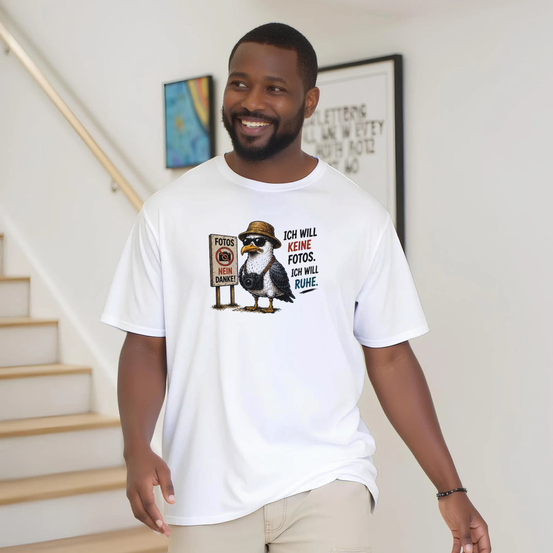 Mann im Oversized-Fit des weißen Möwen-Shirts geht lächelnd eine Treppe hinunter.