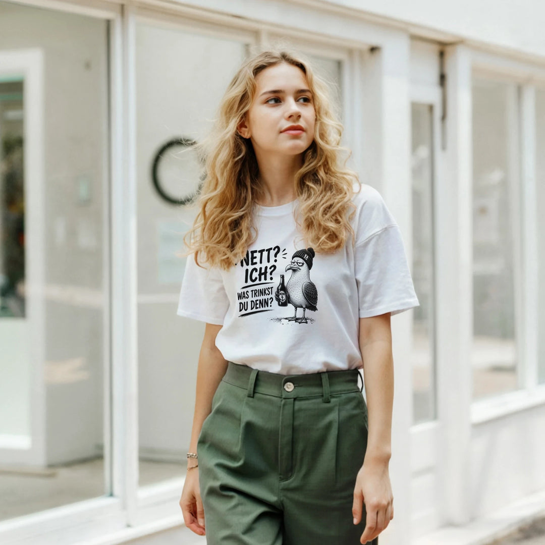 Blonde Frau mit lockigem Haar trägt das Möwen-Shirt bei einem Stadtspaziergang in grüner Hose