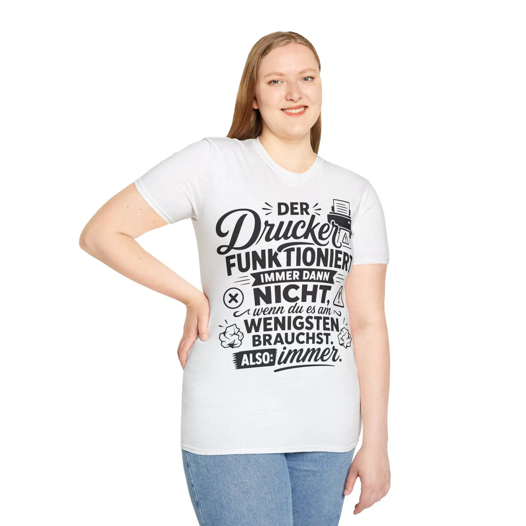Lächelnde Frau steht mit einer Hand in der Hüfte und trägt das weiße Drucker-Statement-Shirt vor weißem Hintergrund.