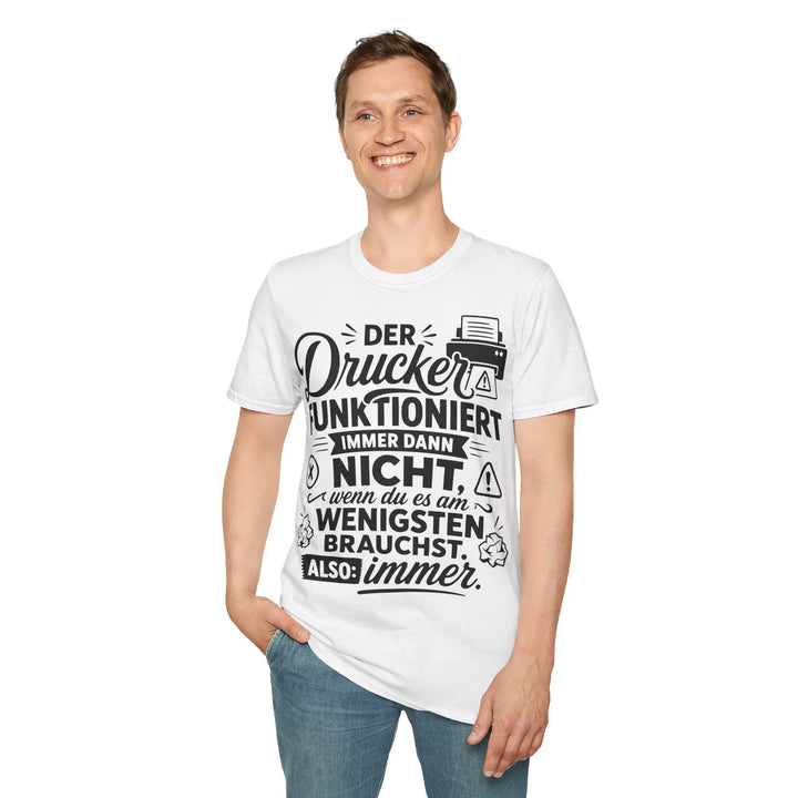 Lächelnder Mann steht mit einer Hand in der Hosentasche und trägt das weiße Drucker-Statement-Shirt vor weißem Hintergrund.