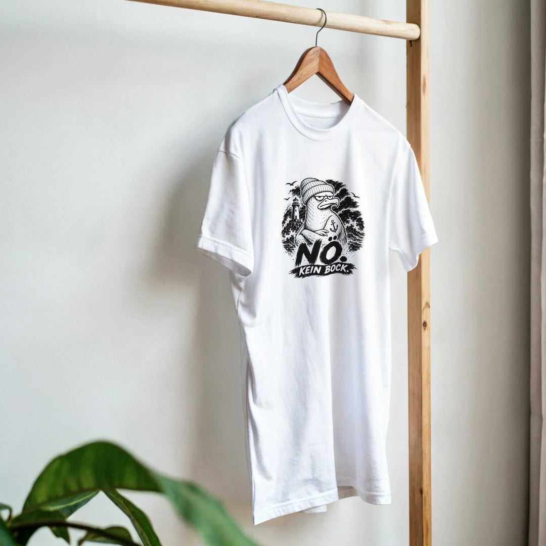 T-Shirt hängt an Holzkleiderständer neben Zimmerpflanze