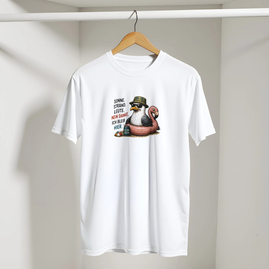 Weißes T-Shirt mit Möwen-Print hängt an einem Bügel vor heller Wand mit Schattenwurf.