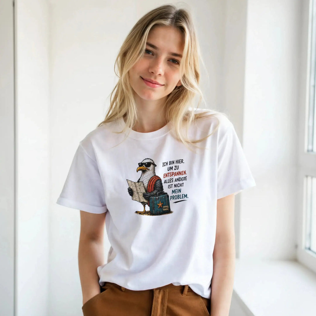 Blonde Frau am Fenster trägt das weiße Möwen-Shirt mit dem Spruch &