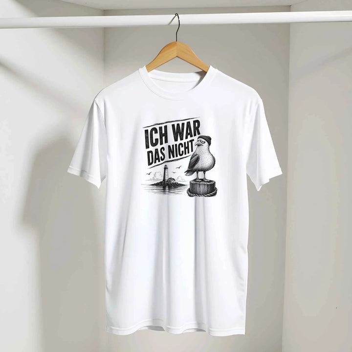T-Shirt mit Leuchtturm-Möwen-Print hängt an einem Bügel in der Ecke eines Kleiderschranks