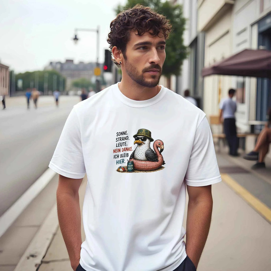Bärtiger Mann trägt das weiße Möwen-Shirt auf einer Stadtstraße mit unscharfem Hintergrund.