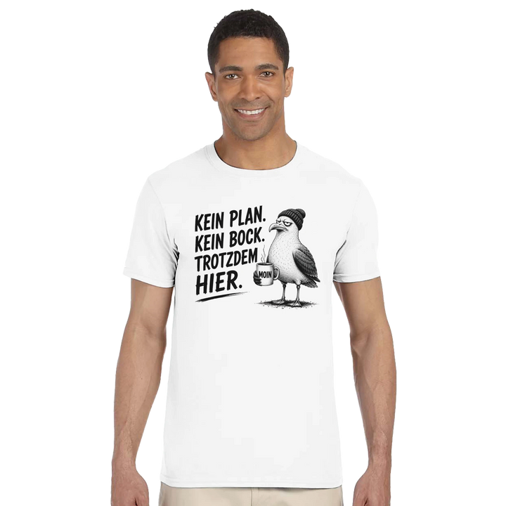 Mann in Studioaufnahme von vorne, weißes T-Shirt mit Möwe in Mütze