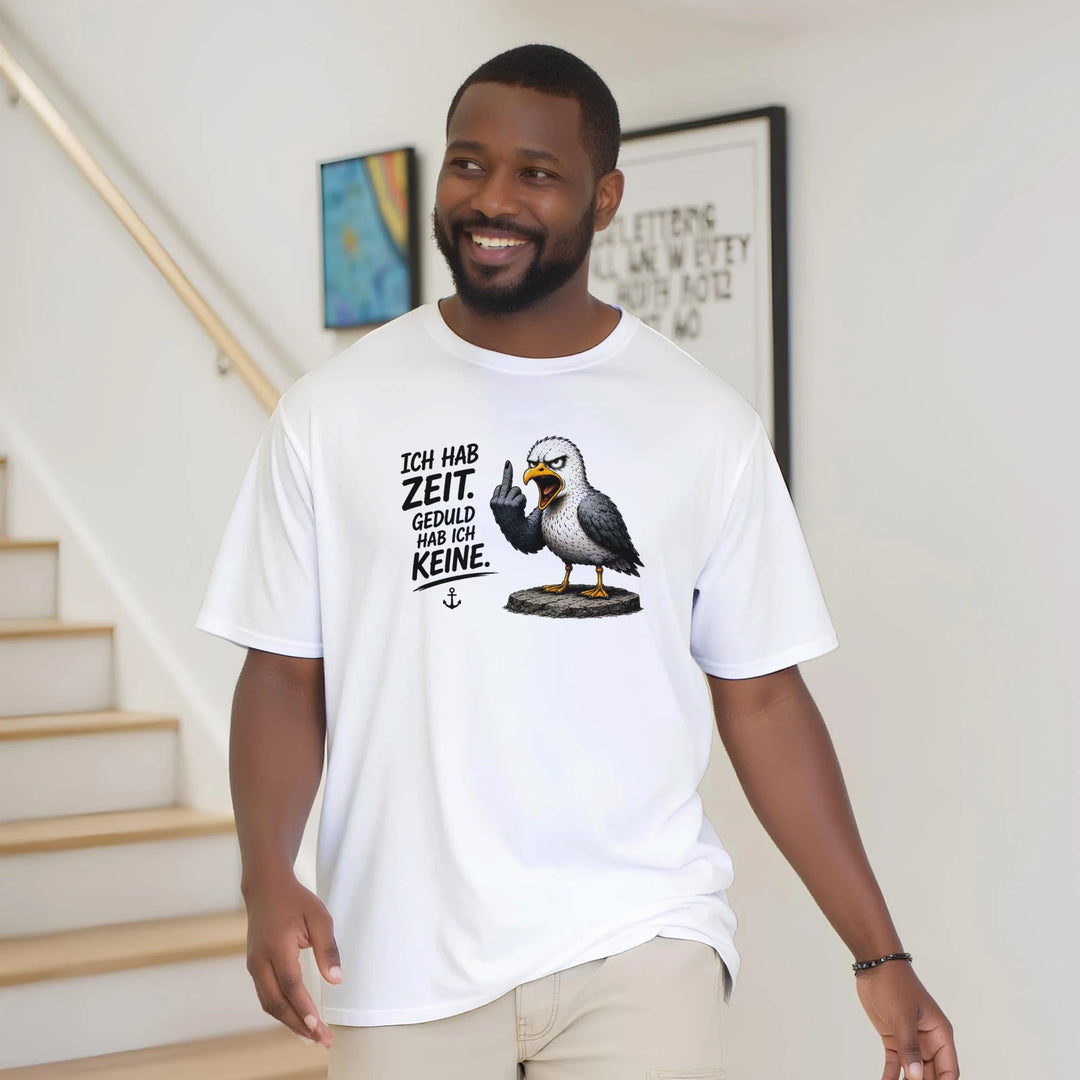 Lächelnder Mann im weißen T-Shirt mit Möwen-Print vor Treppenhaus zuhause.
