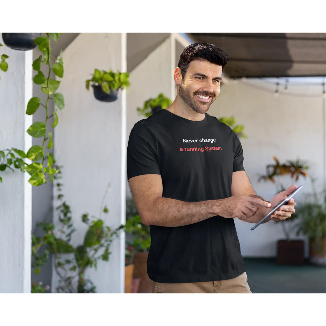 Running System T-Shirt – Never Change IT Shirt für Admins und Techniker - KlareAnsage