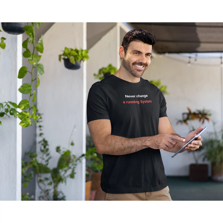 Running System T-Shirt – Never Change IT Shirt für Admins und Techniker - KlareAnsage