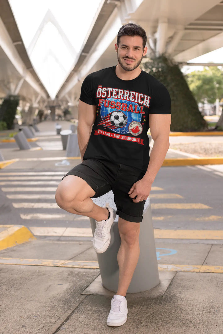 Mann in urbaner Kulisse trägt schwarzes T-Shirt, Lifestyle-Foto in Bewegungspose