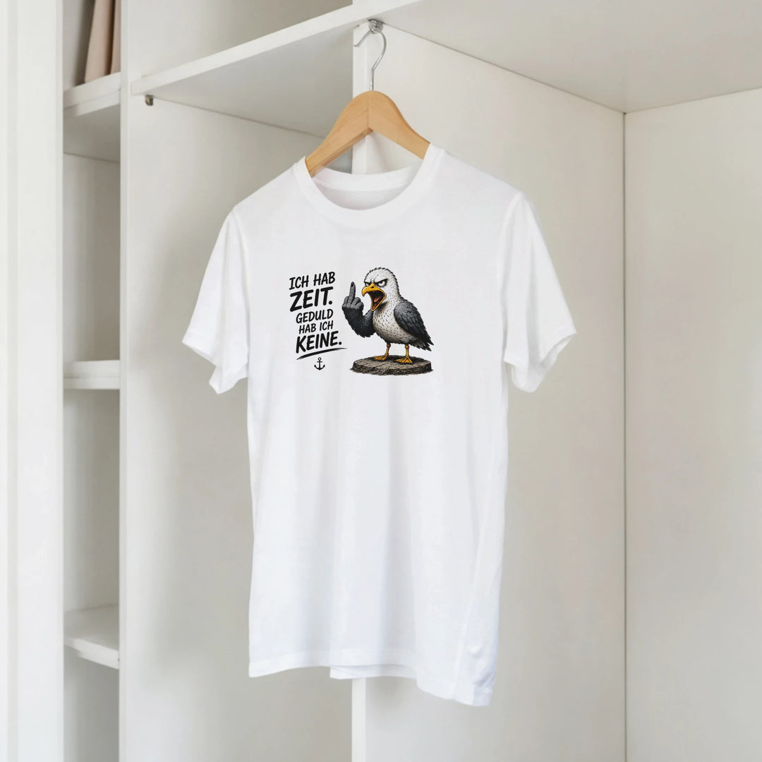 T-Shirt mit Möwen-Print hängt auf Holzbügel im offenen Kleiderschrank.