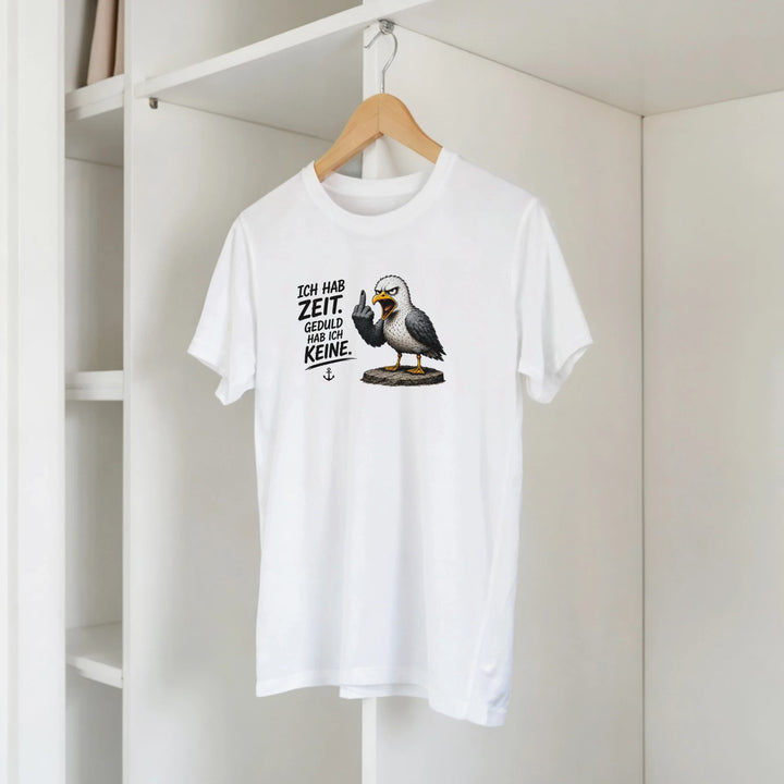 T-Shirt mit Möwen-Print hängt auf Holzbügel im offenen Kleiderschrank.