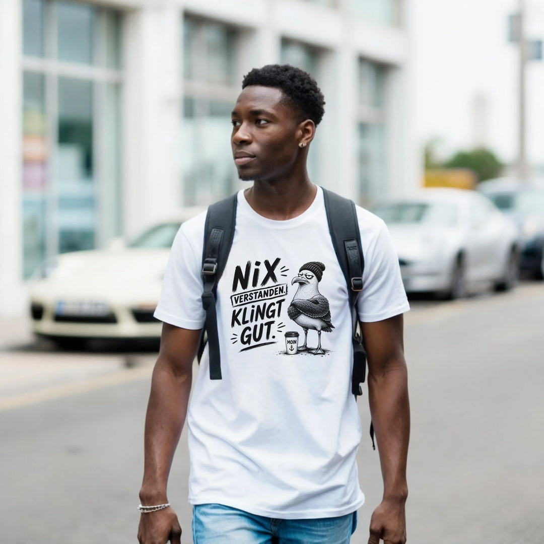Mann mit Rucksack spaziert durch die Stadt im T-Shirt mit grummeliger Möwe